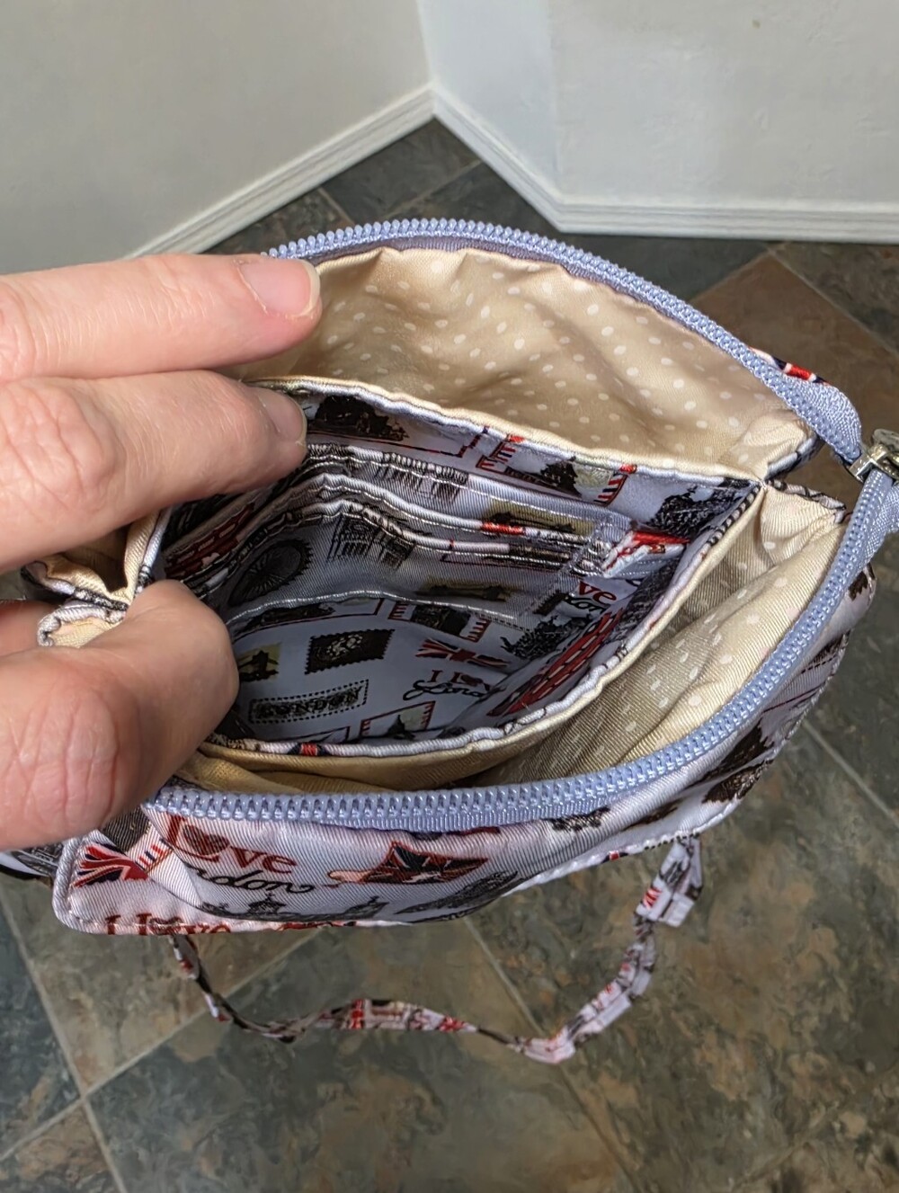 London Travel Tote - Souvenirs & Gifts Crossbody Shoulder Bag - Picture 9 of 12